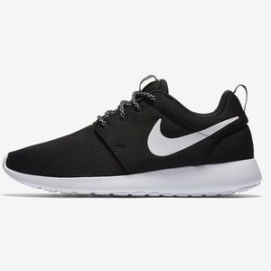Black running roshe shoes